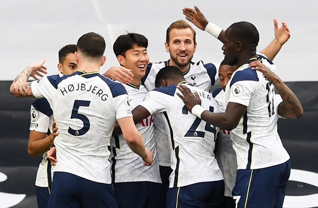 Harry Kane přijímá gratulace k trefě do sítě West Hamu