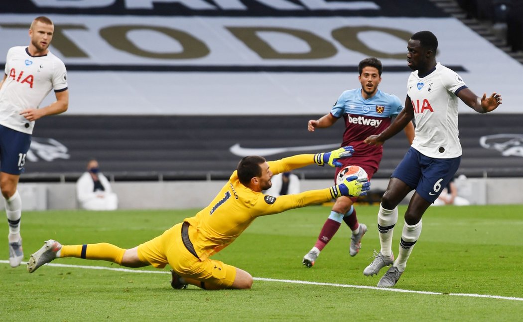 Hugo Lloris při jednom ze zákroků v utkání s West Hamem