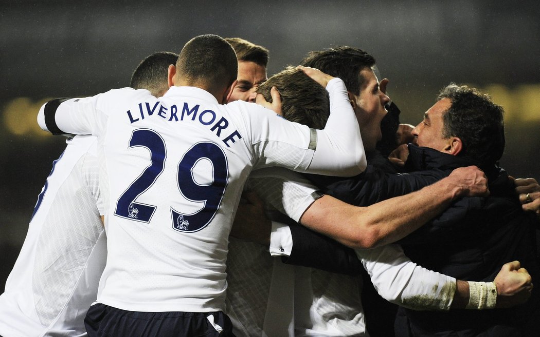 Gareth Bale slaví vítěznou trefu Tottenhamu v derby s West Hamem. Tottenham zápas Premier League vyhrál 3:2 gólem z poslední minuty