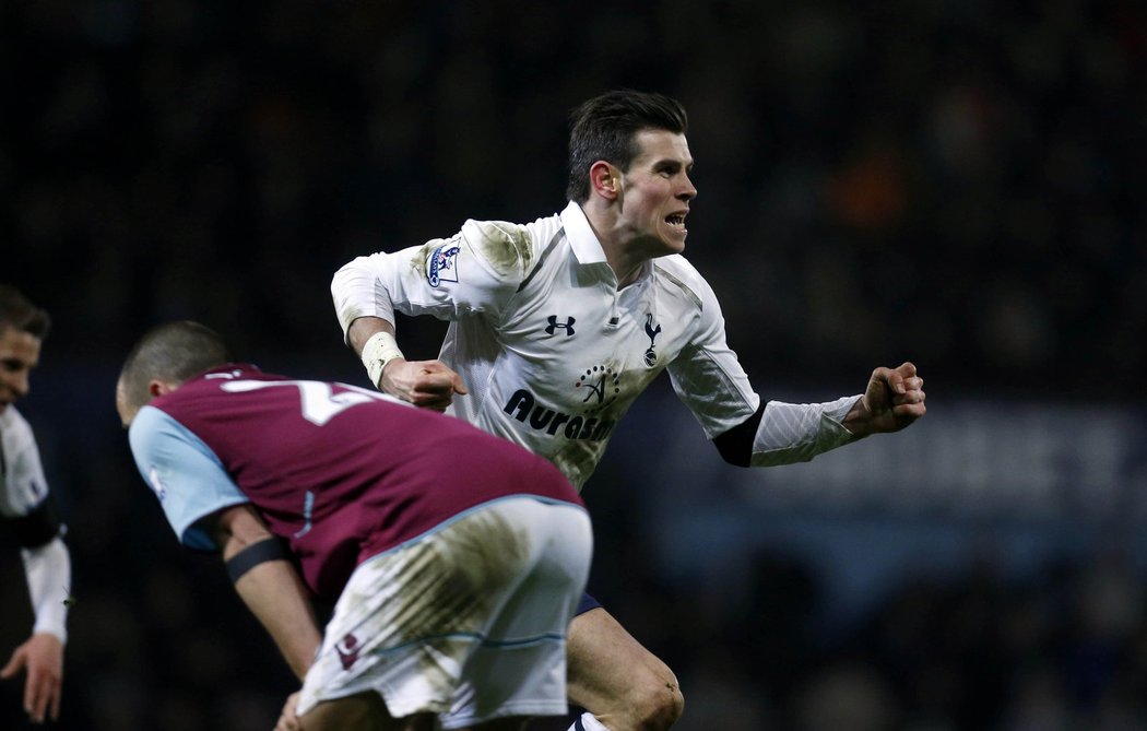 Gareth Bale slaví vítěznou trefu Tottenhamu v derby s West Hamem. Tottenham zápas Premier League vyhrál 3:2 gólem z poslední minuty