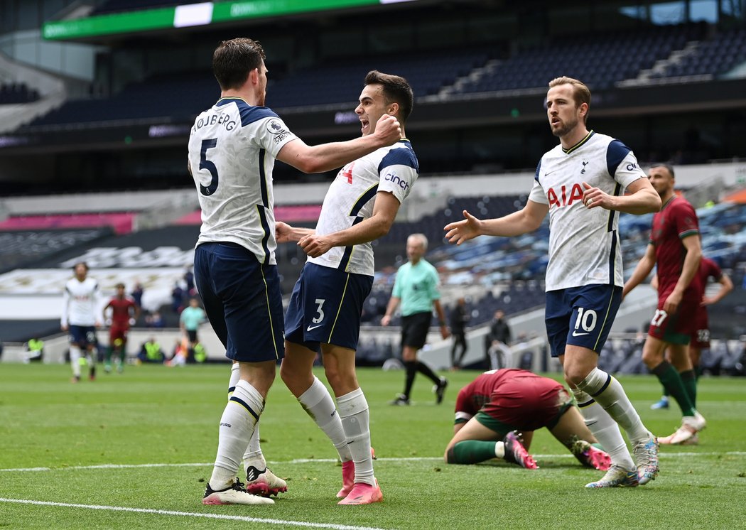 Tottenham i díky gólu Pierra-Emila Höjbjerga porazil Wolverhampton