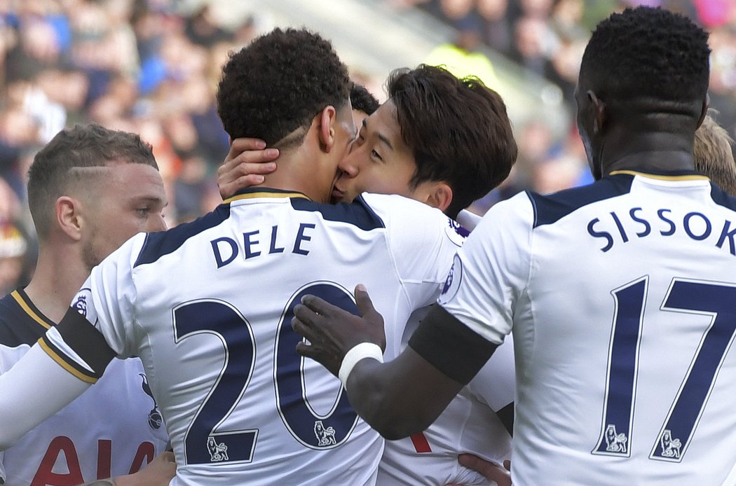 Tottenham slaví jednu ze dvou branek na hřišti Burnley