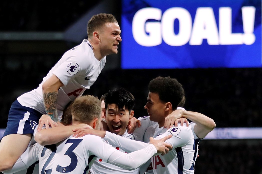 Fotbalisté Tottenhamu slaví první trefu do sítě Chelsea