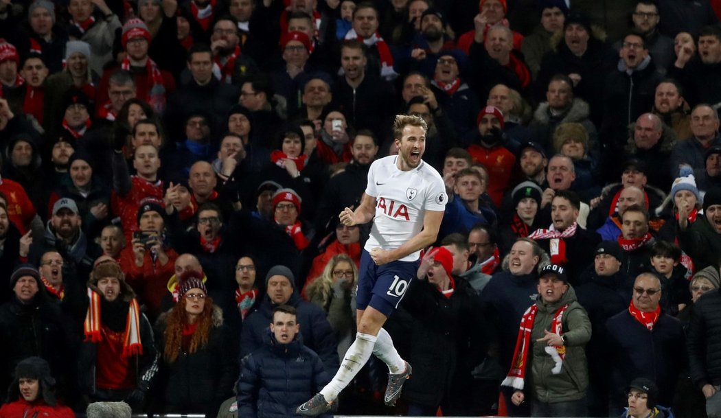 Harry Kane slaví vyrovnávací branku na 2:2 v páté minutě nastaveného času duelu s Liverpoolem