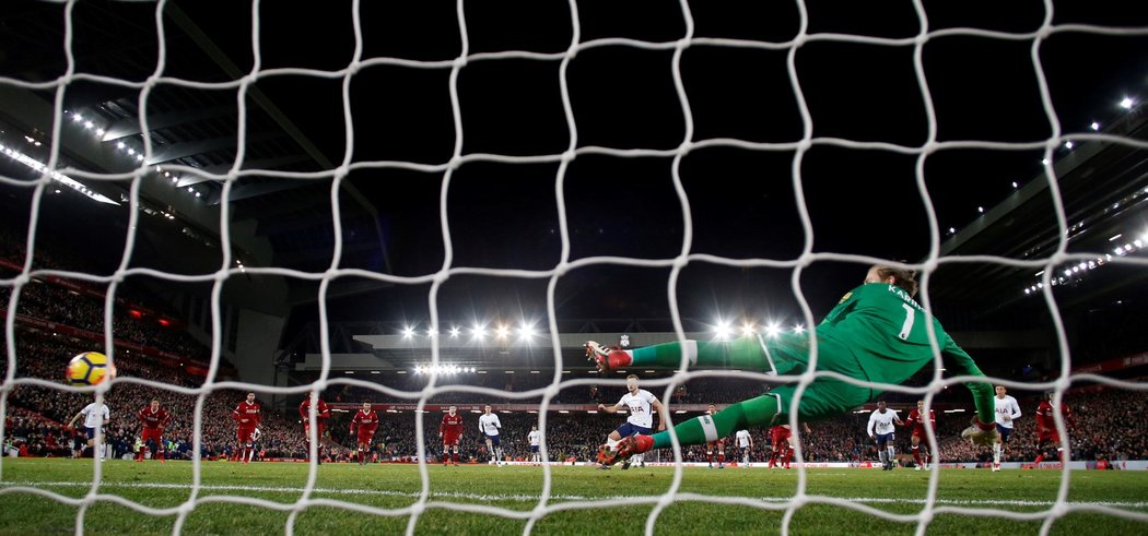 Harry Kane proměňuje v páté minutě nastavení penaltu a vyrovnává na konečných 2:2 v souboji s Liverpoolem