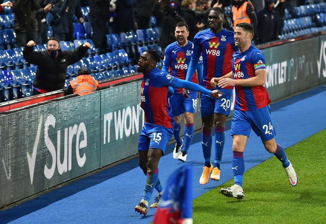 Radost hráčů Crystal Palace po trefě na 1:1