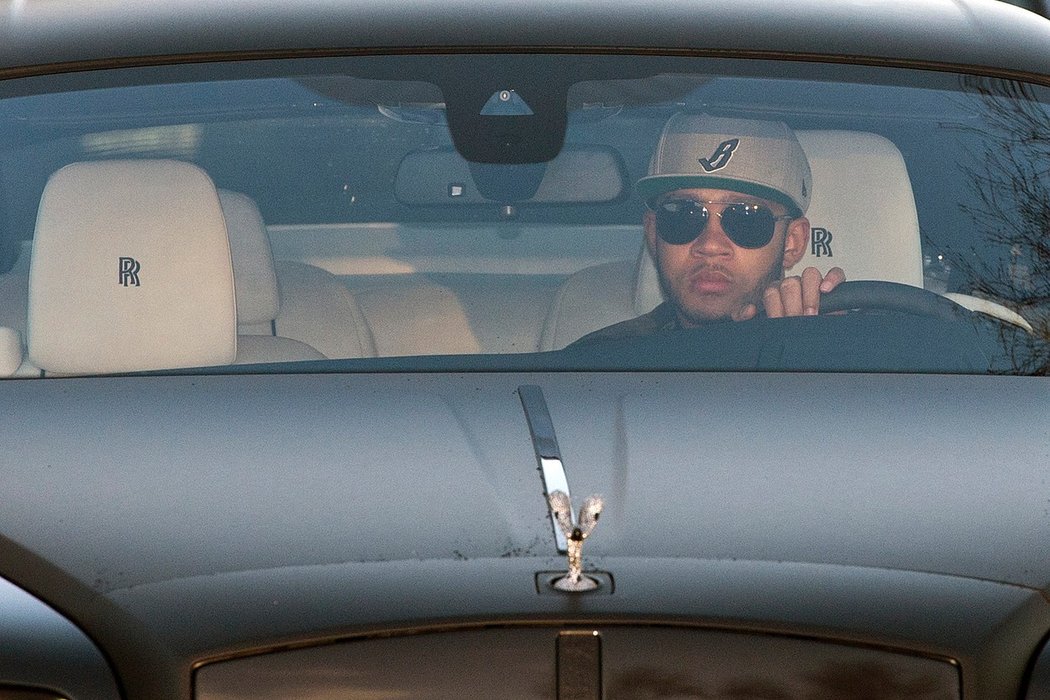 Memphis Depay v luxusním voze, ve kterém dorazil na trénink United