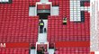 Policisté prohledávají stadion Old Trafford