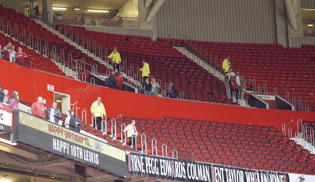 Prázdné tribuny na Old Trafford, které musely být evakuovány