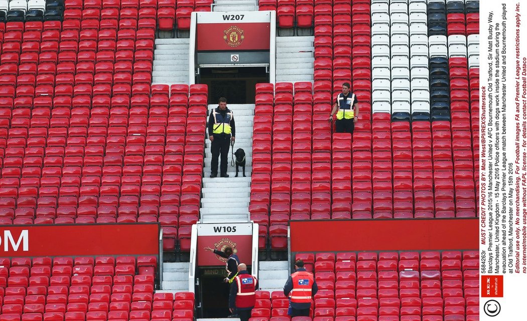 Policisté prohledávají stadion Old Trafford