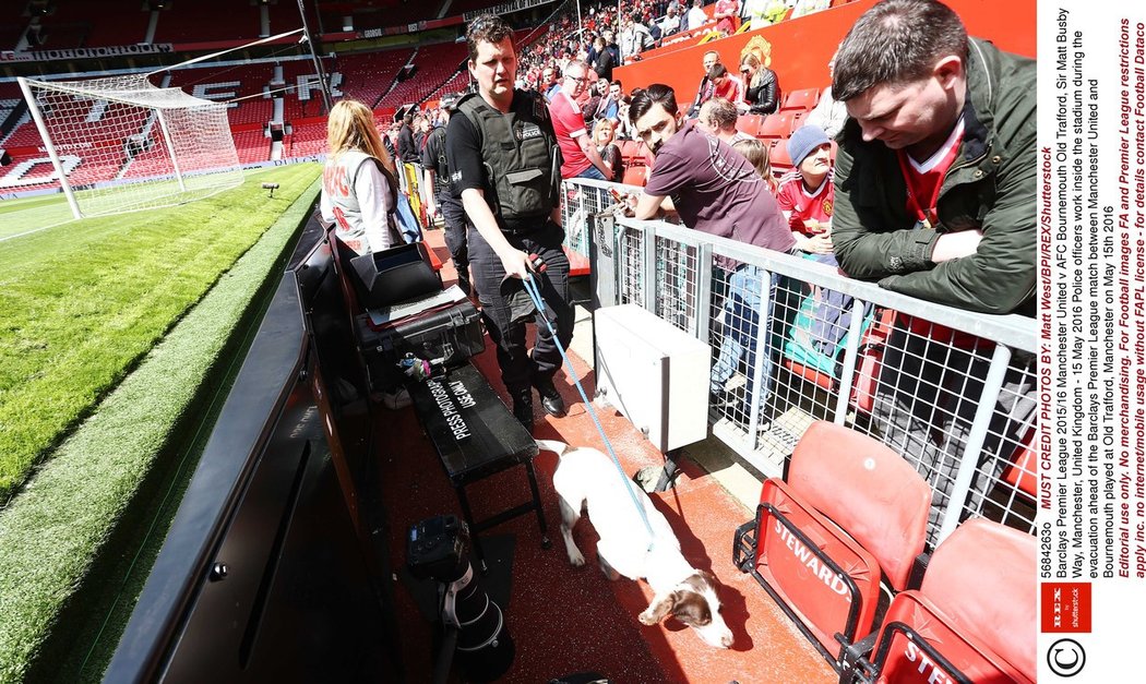 Fanoušci přihlíží, jak policisté prohledávají stadion