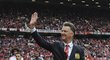 Louis van Gaal, nový manažer Manchesteru United,  zdraví fanoušky