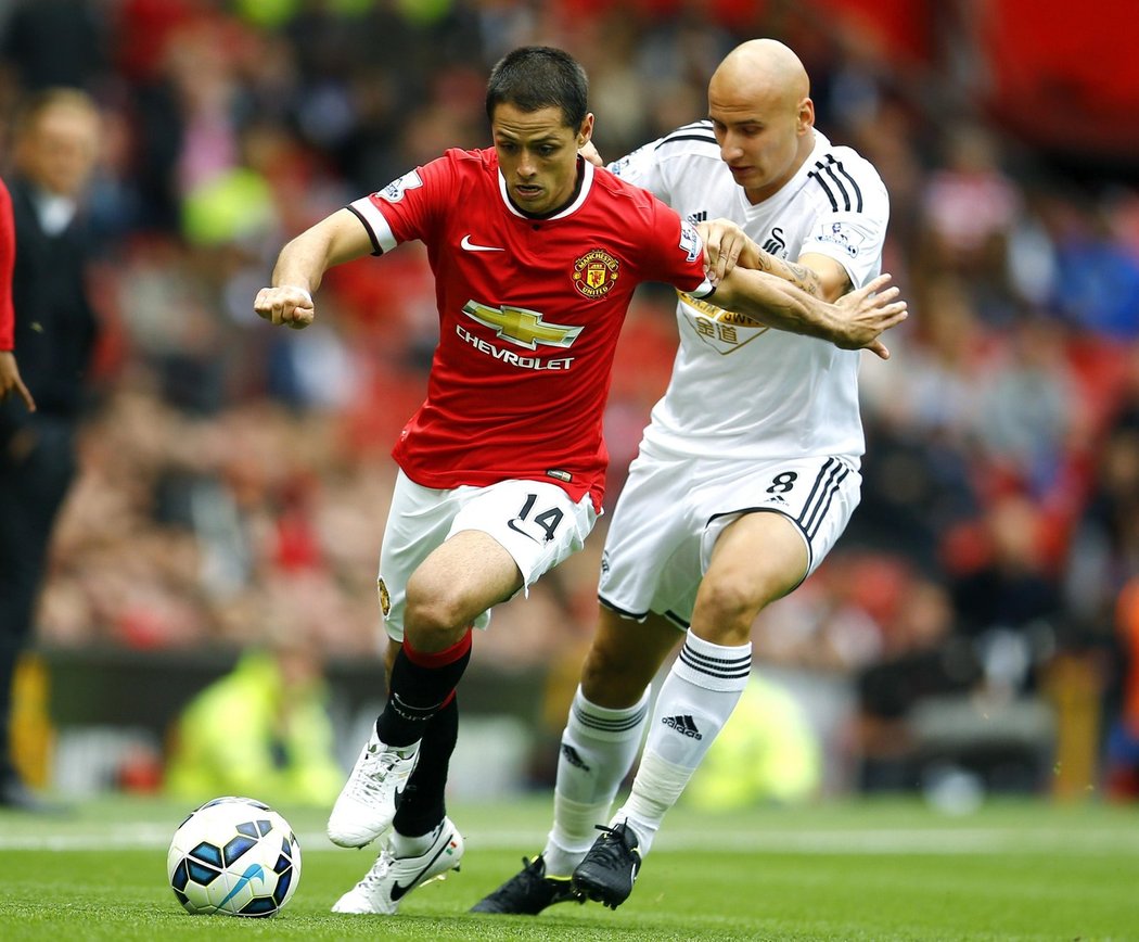 Javier Hernandez z Manchesteru United se snaží uniknout soupeři ze Swansea v utkání Premier League