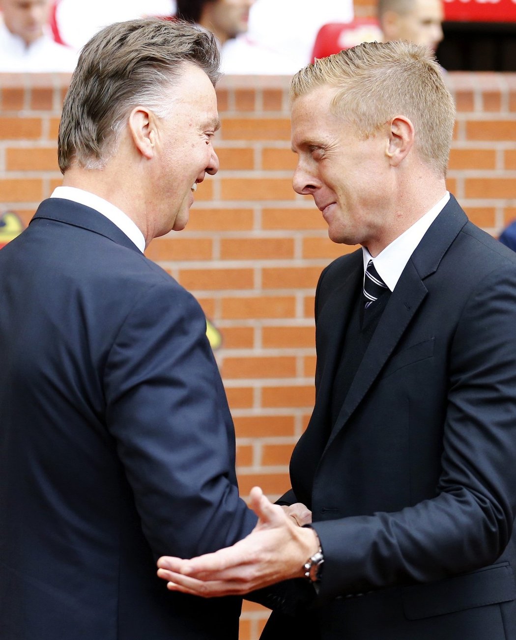 Louis van Gaal, nový manažer Manchesteru United (vlevo) se pozdravil před výkopem s manažerem Swansea Garrym Monkem