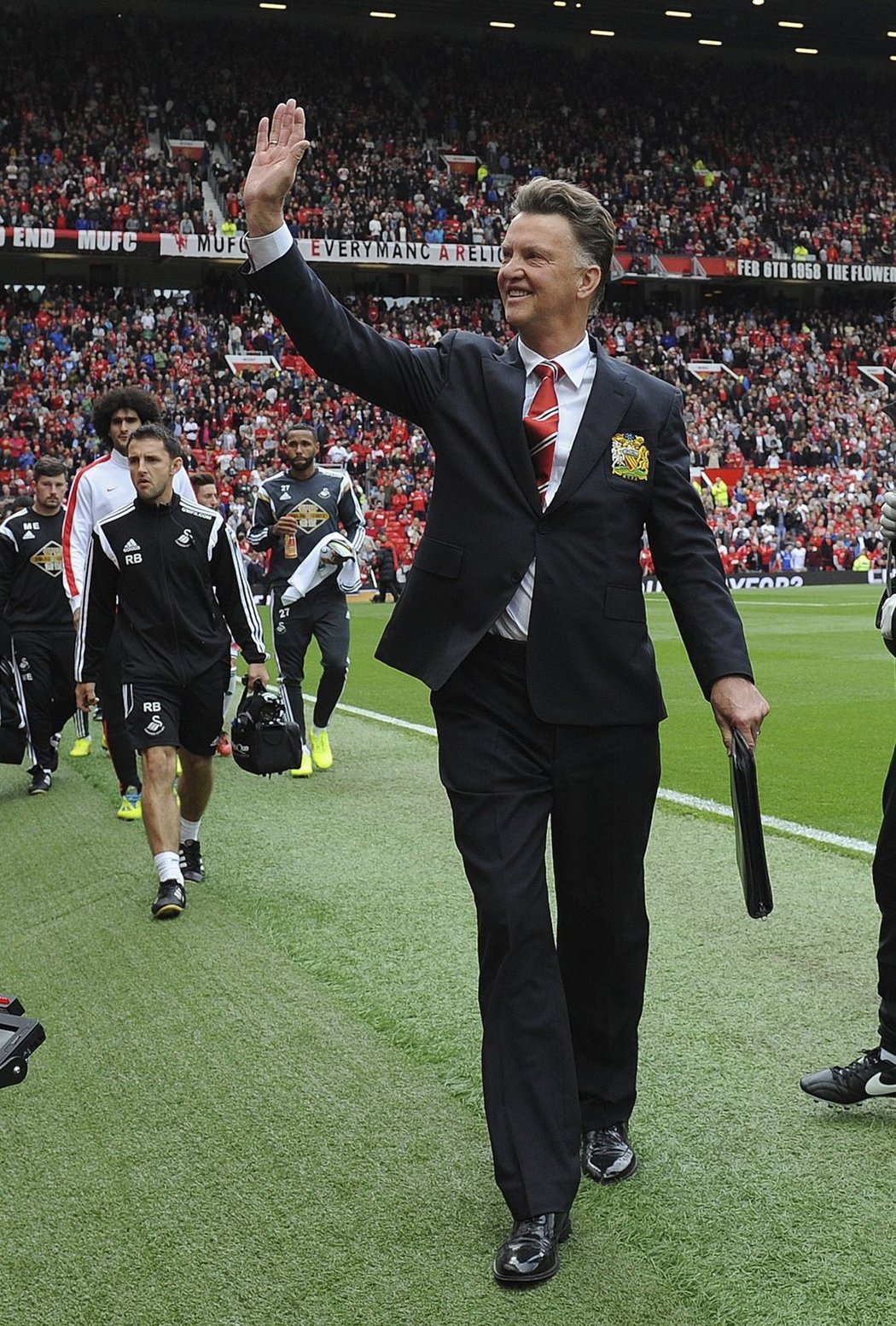Louis van Gaal, nový manažer Manchesteru United,  zdraví fanoušky