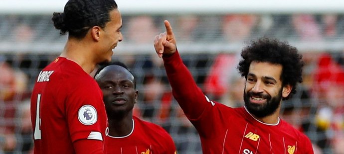Liverpoolský Mohamed Salah slaví gól do sítě Watfordu s Virgilem van Dijkem