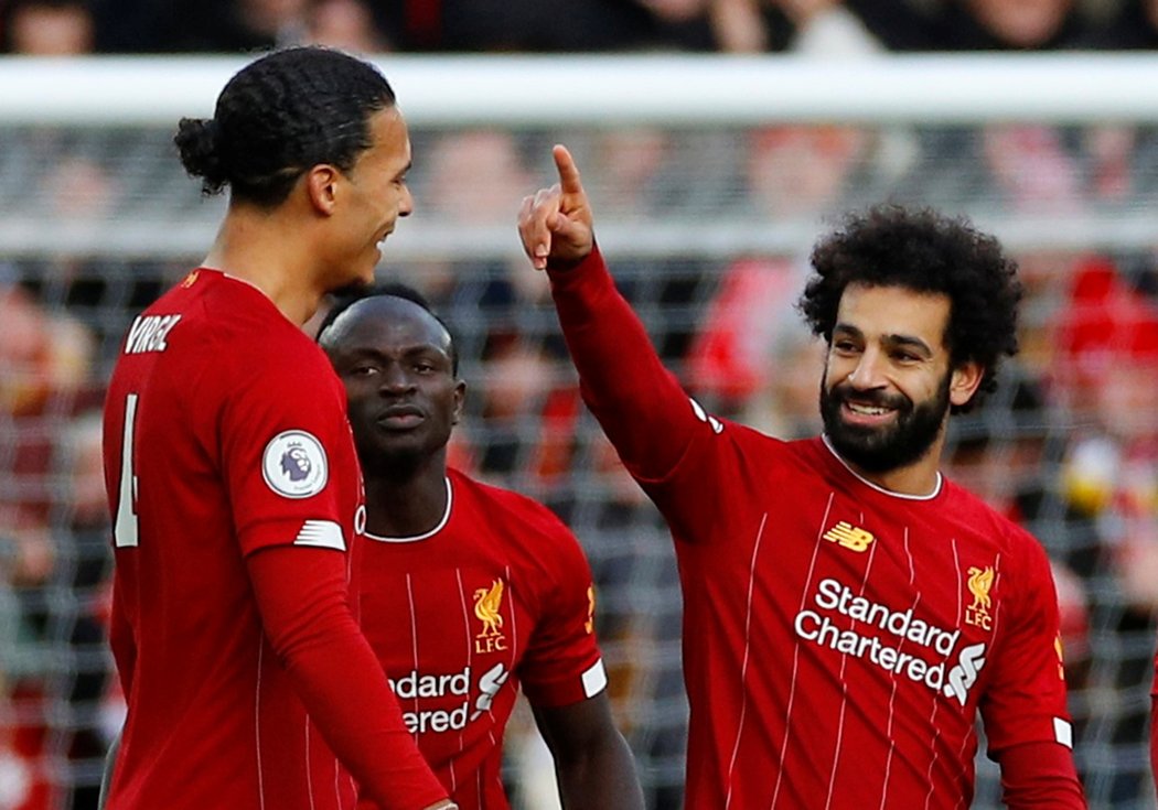 Liverpoolský Mohamed Salah slaví gól do sítě Watfordu s Virgilem van Dijkem