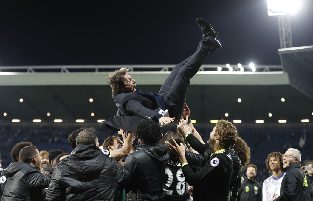 Italský manažer Chelsea Antonio Conte nad hlavami svých svěřenců po zisku titulu