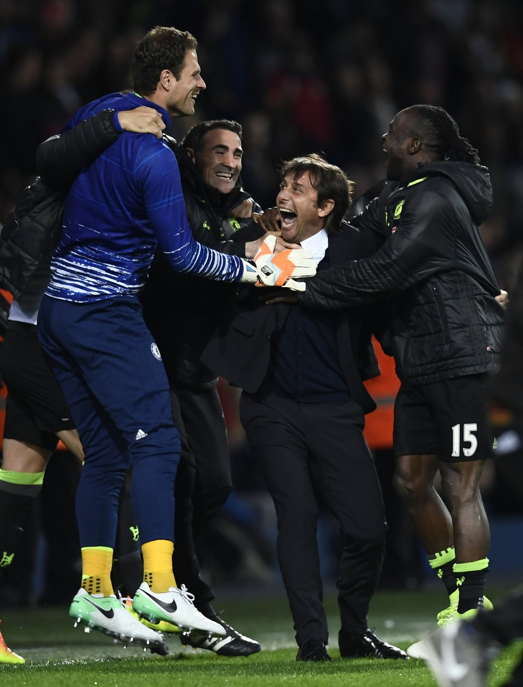 Antonio Conte divoce slaví s realizačním týmem vedoucí gól proti WBA