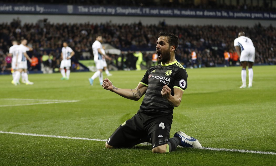 Cesc Fabregas se raduje z rozhodujícího gólu Michy Batshuaye proti WBA