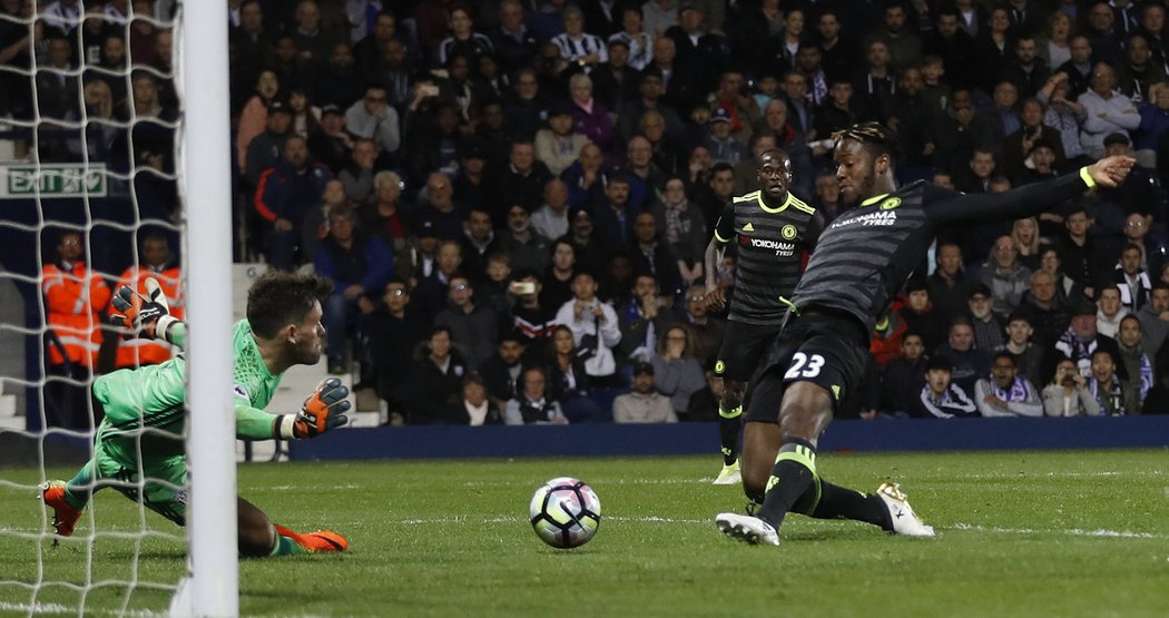 Michy Batshuayi dává první gól Chelsea v duelu s WBA