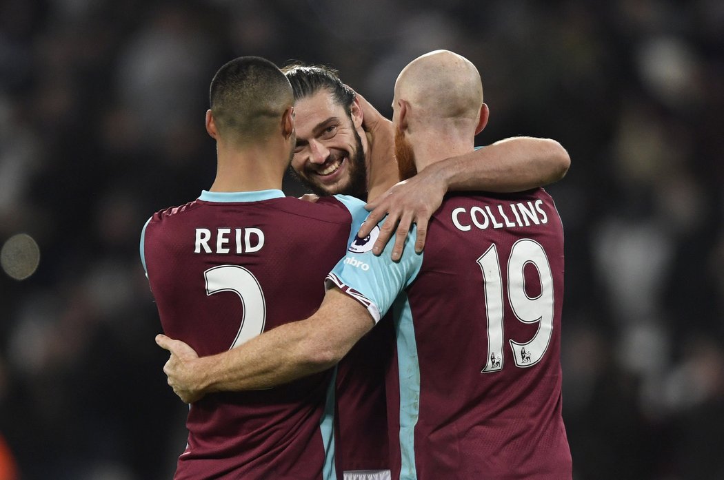 Andy Carroll slaví se spoluhráči z West Hamu svůj výstavní gól do sítě Crystal Palace