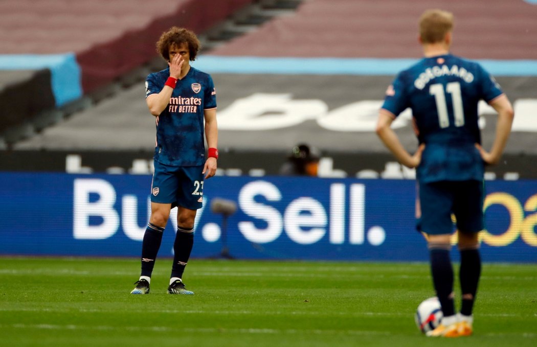 Zklamaný David Luiz z Arsenalu po překvapivém gólu West Hamu