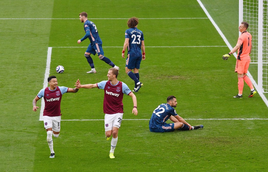 Tomáš Souček s Jessem Lingardem slaví třetí gól West Hamu do sítě Arsenalu