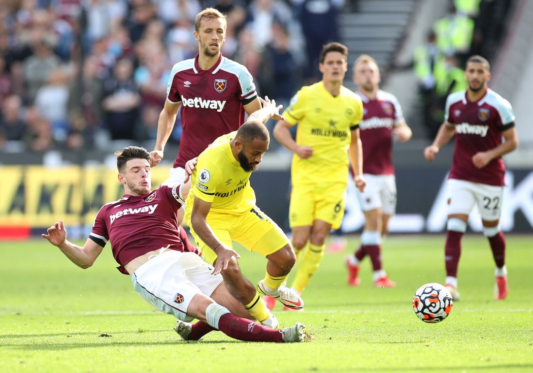 Tomáš Souček přihlíží, jak se kapitán Declan Rice snaží odstavit od míče střelce branky Bryana Mbeuma