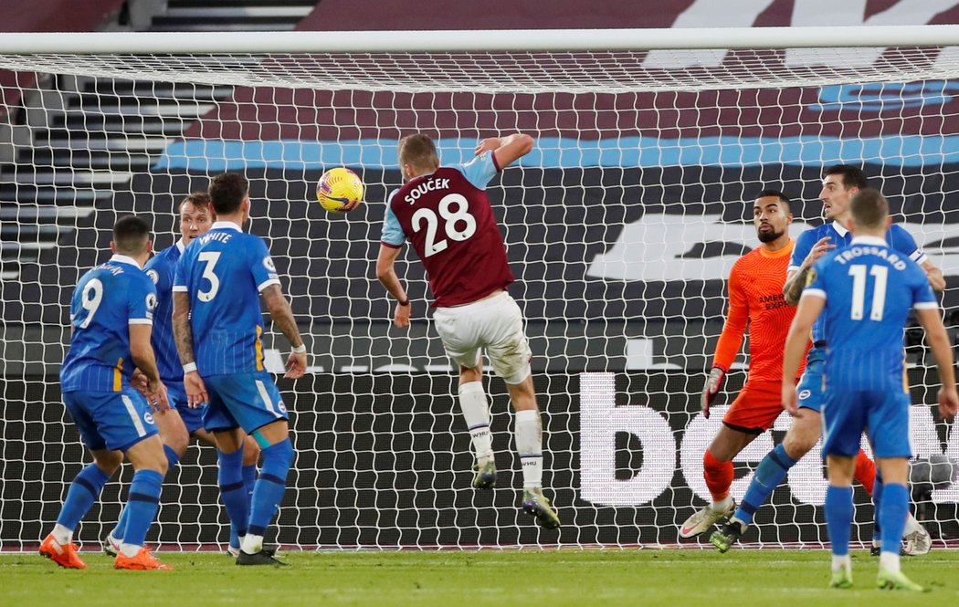 Český záložník Tomáš Souček zařídil vyrovnání West Hamu proti Brightonu na 2:2 přesnou hlavičkou