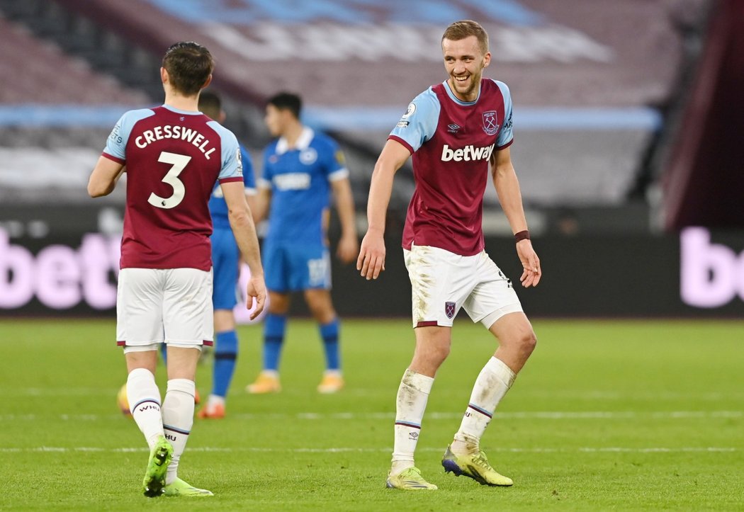 Gólová radost českého záložníka West Hamu Tomáše Součka v utkání proti Brightonu