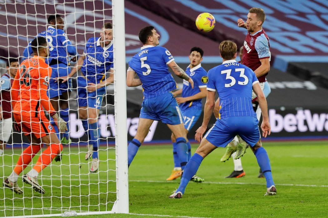 Český záložník Tomáš Souček zařídil vyrovnání West Hamu proti Brightonu na 2:2 přesnou hlavičkou