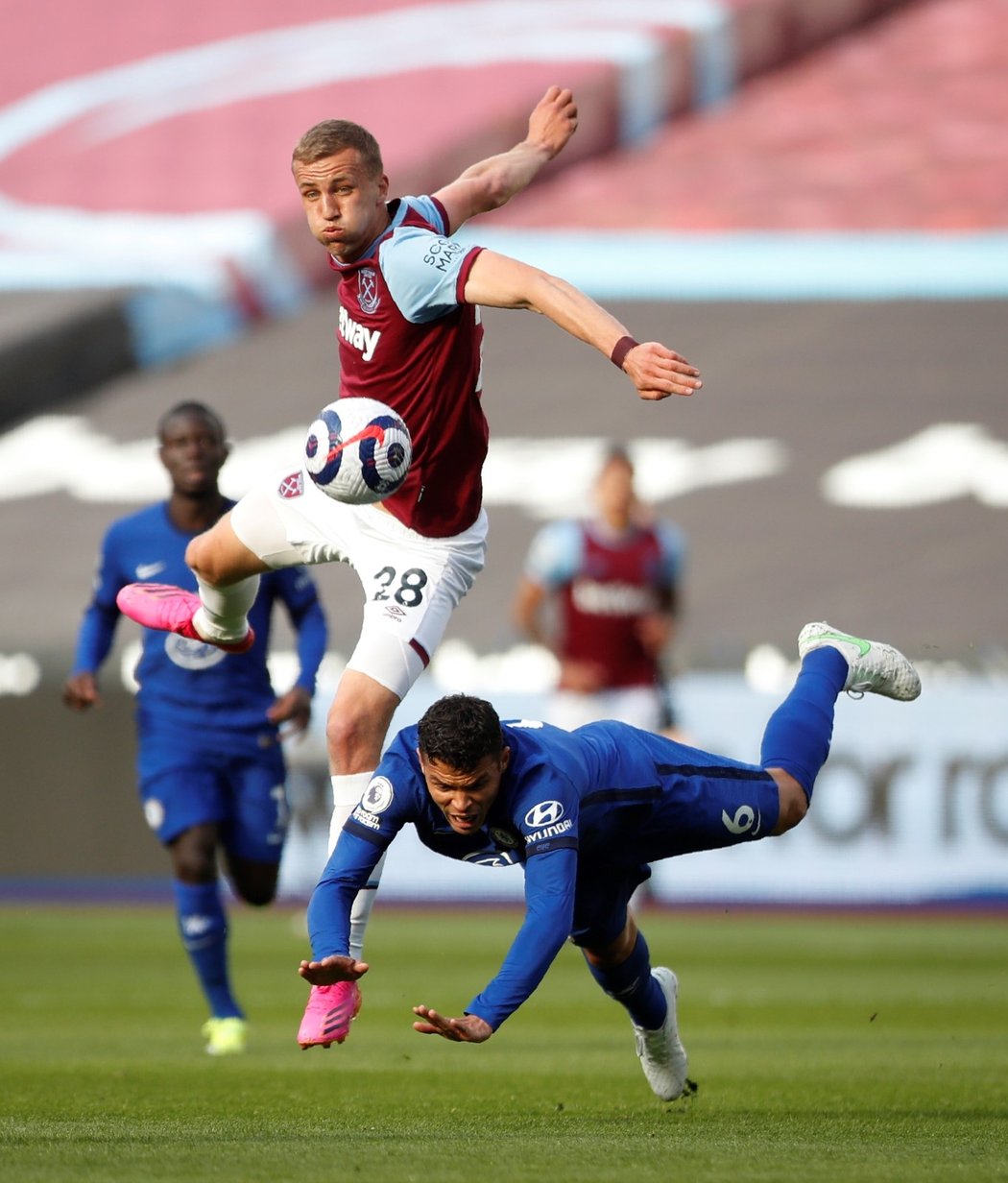 Český záložník West Hamu Tomáš Souček v utkání proti Chelsea