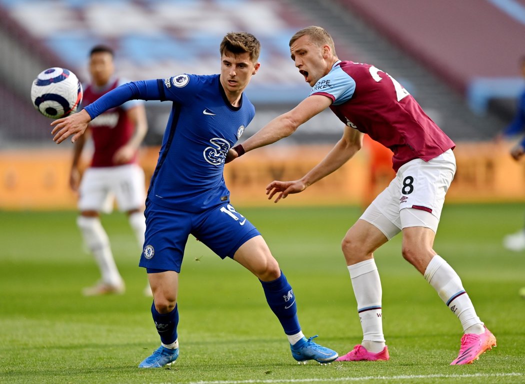 Český záložník West Hamu Tomáš Souček v utkání proti Chelsea