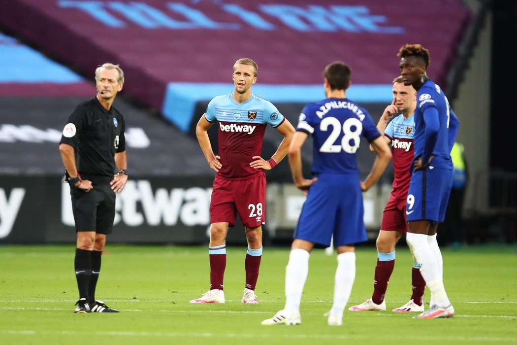 Tři minuty čekání na rozhodnutí si musel vytrpět Tomáš Souček a West Ham