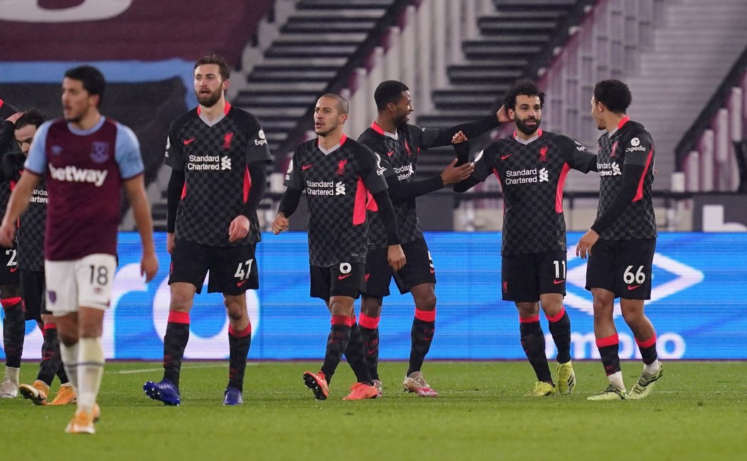 Fotbalisté Liverpoolu se radují z první trefy utkání, kterou zařídil Mohamed Salah