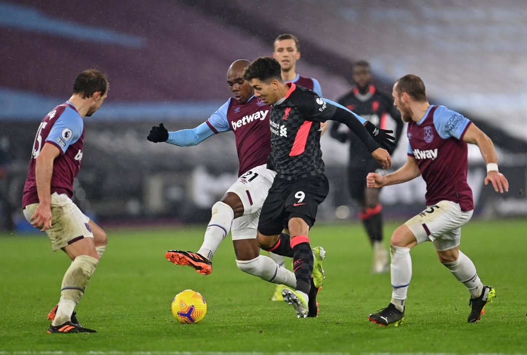 Vladimír Coufal (vpravo) odehrál za West Ham celé utkání proti Liverpoolu