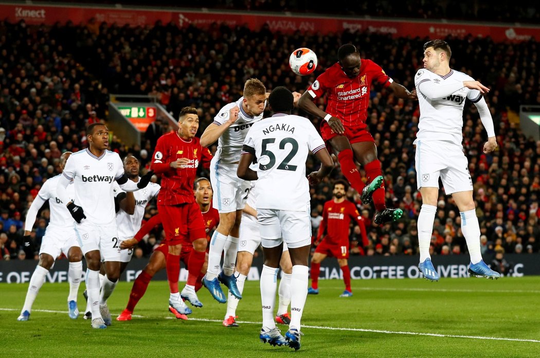 Český záložník West Hamu Tomáš Souček v hlavičkovém souboji s hvězdou Liverpoolu Sadiem Maném