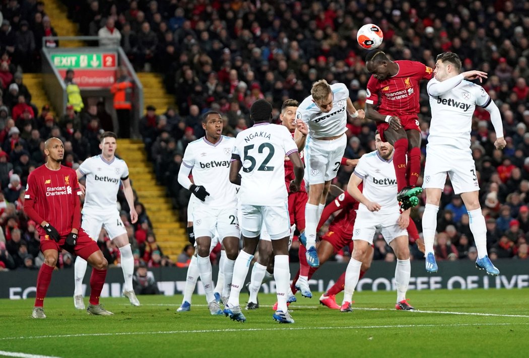 Český záložník West Hamu Tomáš Souček v hlavičkovém souboji s hvězdou Liverpoolu Sadiem Maném