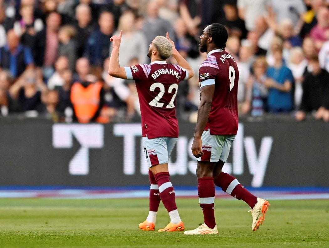 Hráči West Hamu Said Benrahma a Michail Antonio slaví gól