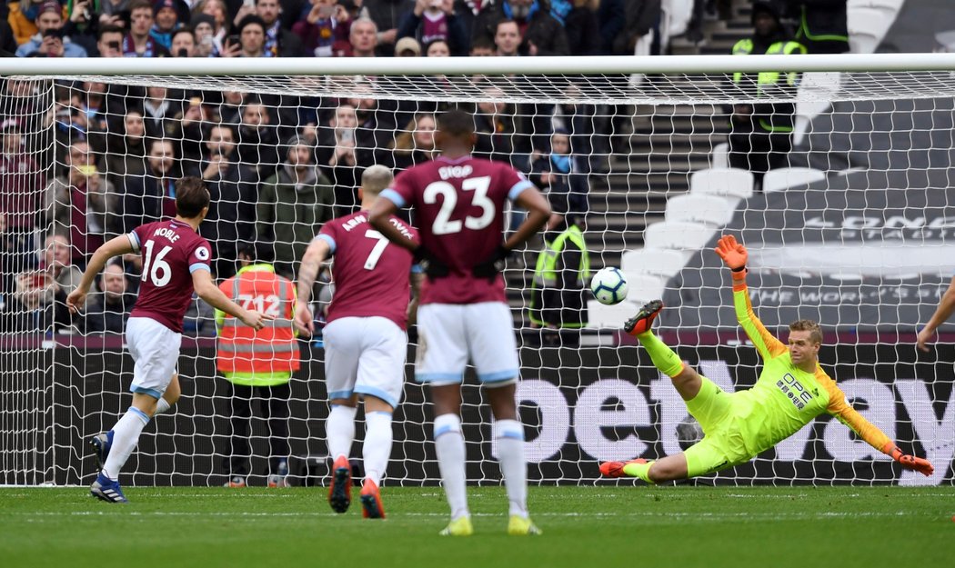 Mark Noble proměnil penaltu proti Huddersfieldu