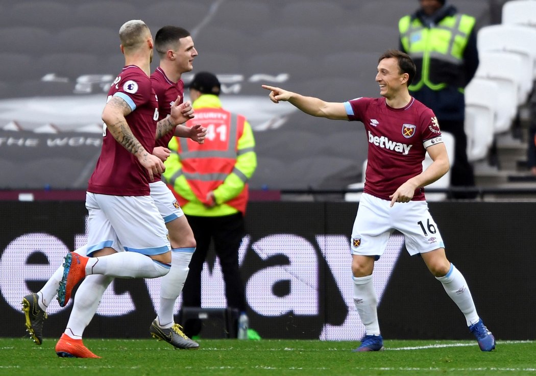 Mark Noble se raduje z vedoucí branky West Hamu