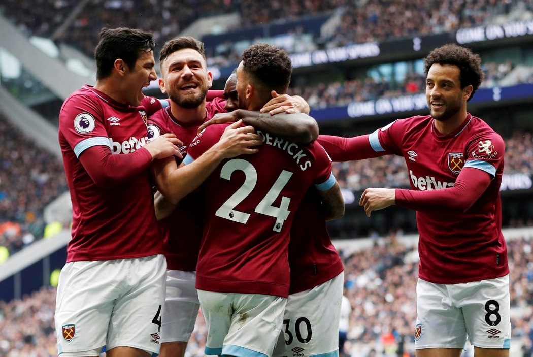 Záložník Michail Antonio slaví spolu se spoluhráči gól West Hamu do sítě Tottenhamu, který rozhodl o výhře 1:0