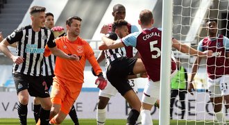 Newcastle - West Ham 3:2. Napínavá přestřelka, na Součka byla penalta