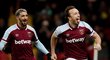 Kapitán West Hamu Mark Noble (vpravo) vstřelil z penalty branku West Hamu proti Watfordu