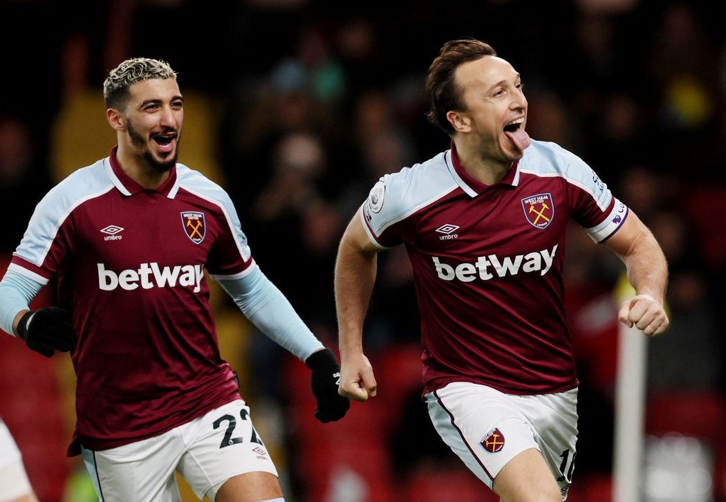 Kapitán West Hamu Mark Noble (vpravo) vstřelil z penalty branku West Hamu proti Watfordu