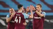 Vladimír Coufal, Declan Rice a Tomáš Souček oslavují gól West Hamu