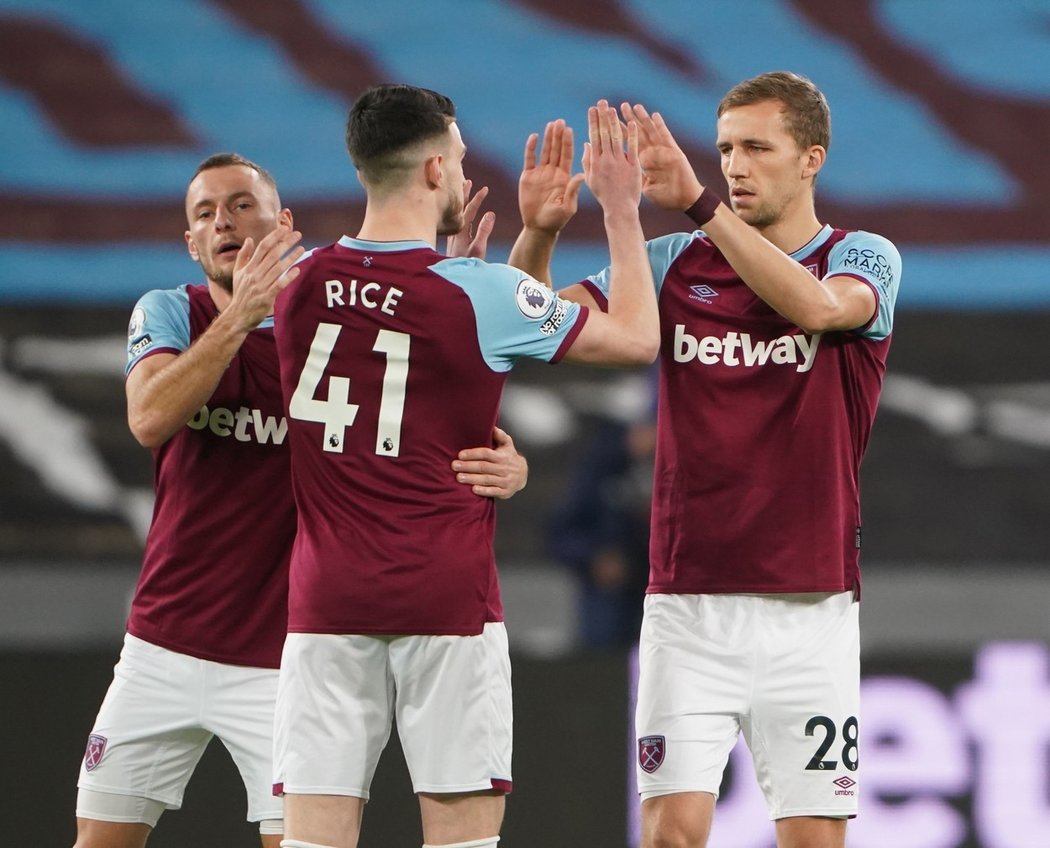 Vladimír Coufal, Declan Rice a Tomáš Souček oslavují gól West Hamu