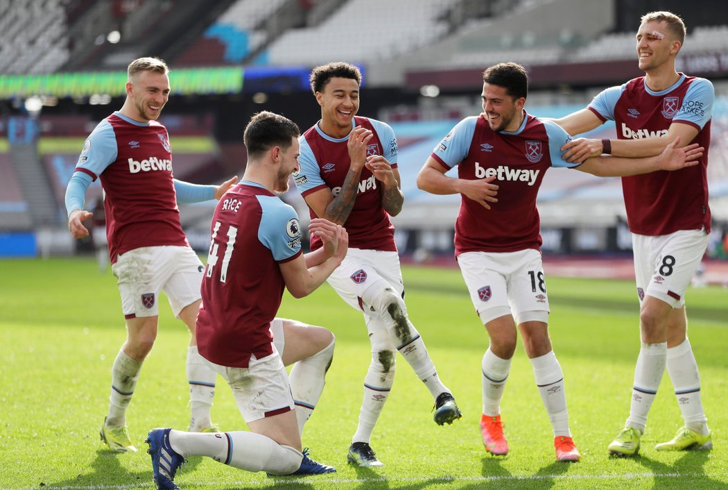 Radost hráčů West Hamu po gólu Jesseho Lingarda proti Tottenhamu