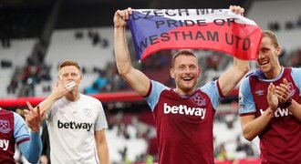 West Ham slaví postup do Evropské ligy, Coufal asistoval. Liverpool v LM